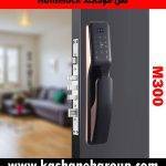 دستگیره دیجیتال Homelock M300 نصب شده روی درب چوبی